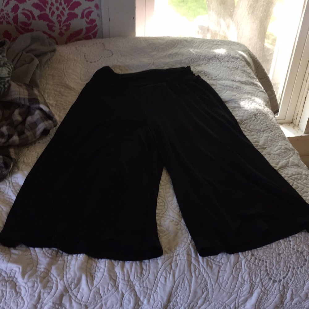 Flowy Black Capris